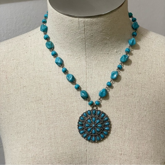 Turquoise Beaded Pendant Necklace - Picture 3 of 9